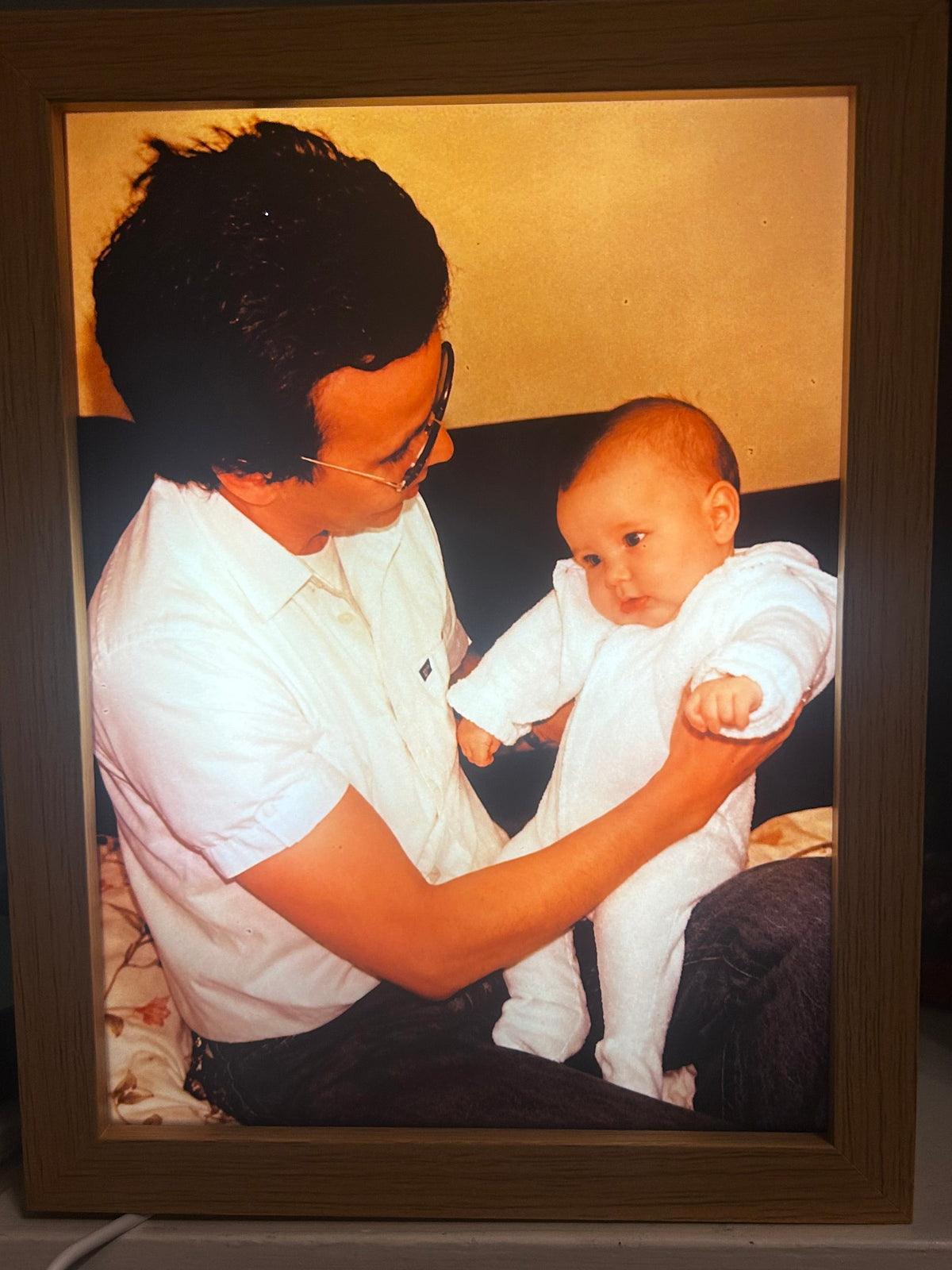 Personalised LED Light-Up Photo Frame – Custom Photo Gift – 3 Light Colours & 10 Brightness Settings – A5 or A4